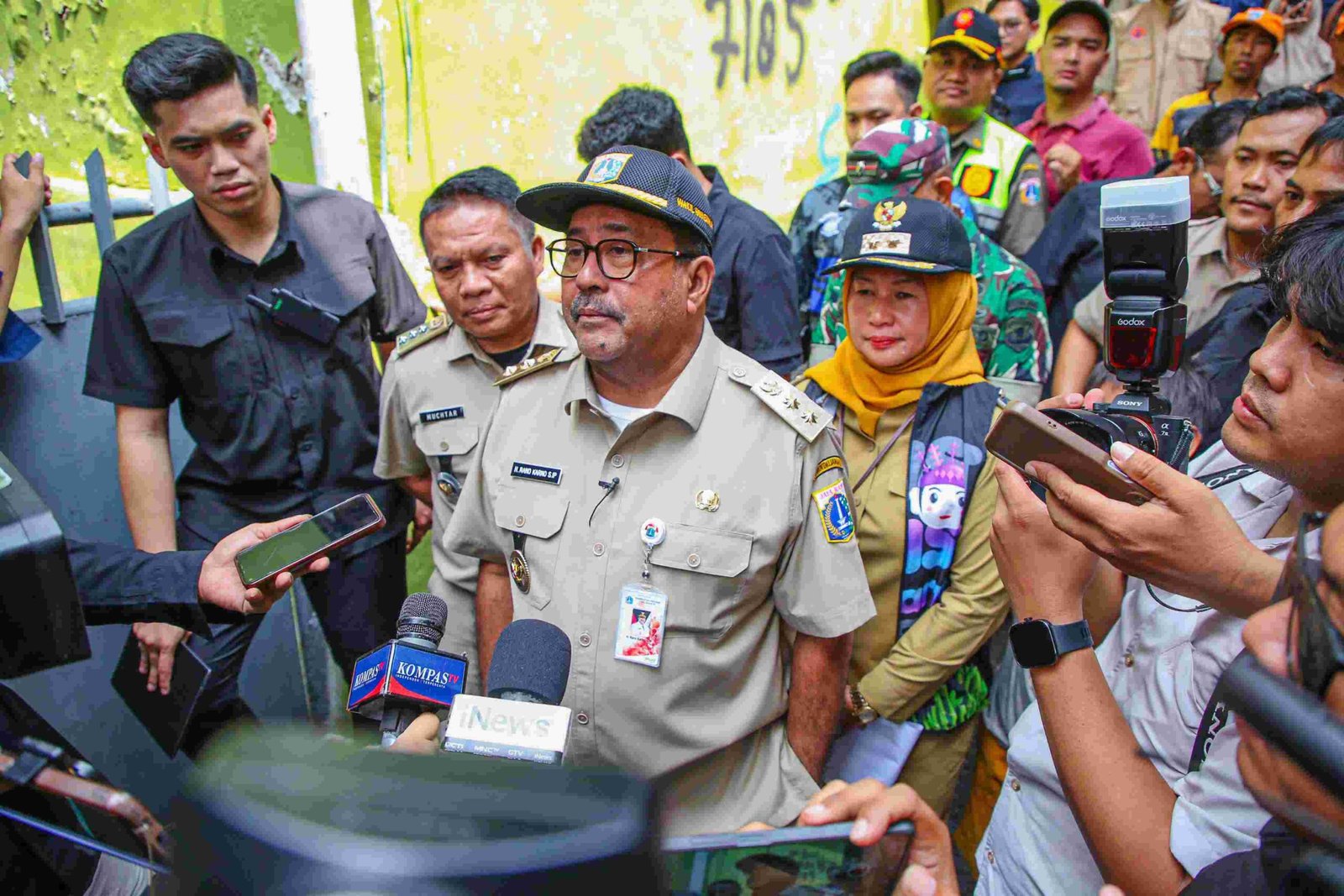 Tinjau Pengungsi dan Banjir di Jatinegara, Wagub Rano Prioritaskan Kebutuhan Warga